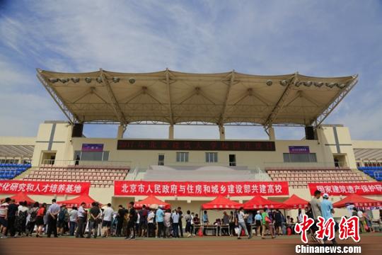 6月10日，清华大学、北京大学、北京建筑大学等近60所北京地区本科高校举行高招咨询现场会。　杜燕 摄