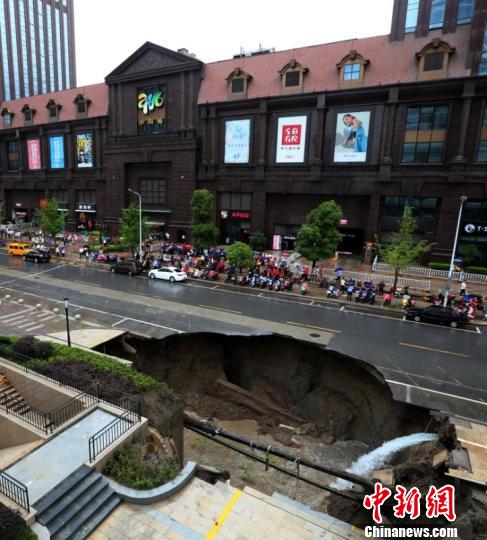 江苏南通路面塌陷现大坑。 陆建国 摄 江苏南通路面塌陷现大坑。 陆建国 摄
