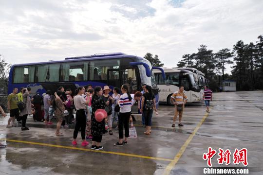 图为获救游客正陆续离开。 赵琳露 摄 图为获救游客正陆续离开。 赵琳露 摄