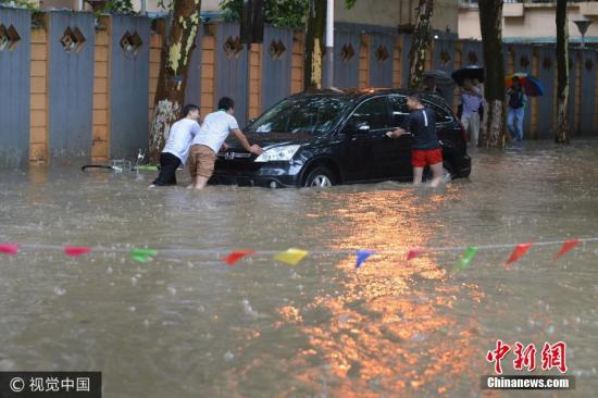 图为6月10日,南京市雨花台区,几个男子推着抛锚的汽车。文字来源:中国天气网 图片来源:视觉中国 图为6月10日,南京市雨花台区,几个男子推着抛锚的汽车。文字来源:中国天气网 图片来源:视觉中国
