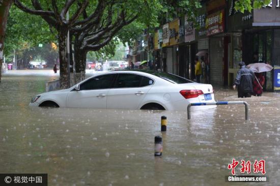 图为6月10日,南京市雨花台区,一辆汽车泡在水中。文字来源:中国天气网 图片来源:视觉中国 图为6月10日,南京市雨花台区,一辆汽车泡在水中。文字来源:中国天气网 图片来源:视觉中国