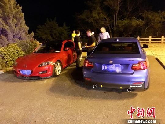 当场查获涉嫌“飙车”、“改装”违法机动车14台。 邢毅 摄 当场查获涉嫌“飙车”、“改装”违法机动车14台。 邢毅 摄
