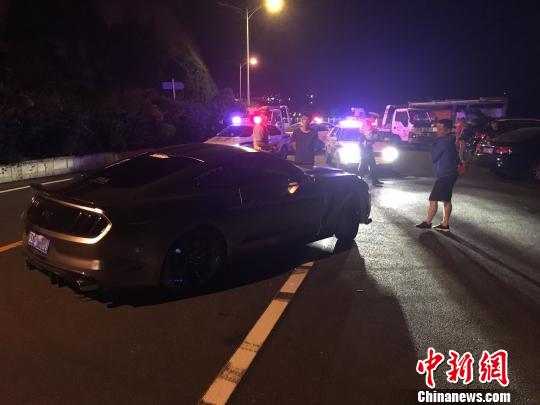 多辆豪车被扣留。 邢毅 摄 多辆豪车被扣留。 邢毅 摄