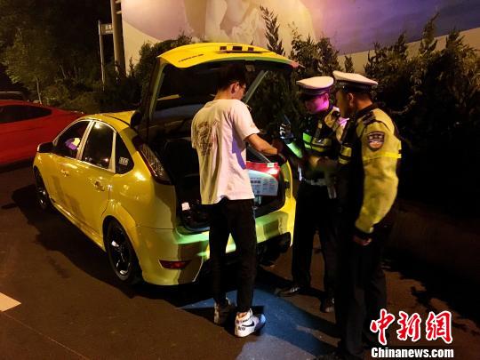 多辆豪车被扣留。 邢毅 摄 多辆豪车被扣留。 邢毅 摄