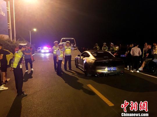 大连交警整治夜间“飙车”行为 。 邢毅 摄 大连交警整治夜间“飙车”行为 。 邢毅 摄