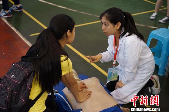 图为高校学生现场演示志愿服务项目内容。 钟旖 摄 图为高校学生现场演示志愿服务项目内容。 钟旖 摄