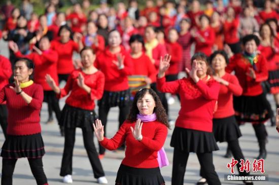 资料图:2016年11月30日,成都数百市民齐聚某广场,以歌曲《天府之国》为背景音乐同跳广场舞。 张浪 摄 资料图:2016年11月30日,成都数百市民齐聚某广场,以歌曲《天府之国》为背景音乐同跳广场舞。 张浪 摄