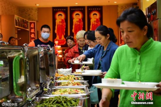 资料图:郑州免费素食自助餐厅开放 要求食客必须“光盘” 资料图:郑州免费素食自助餐厅开放 要求食客必须“光盘”