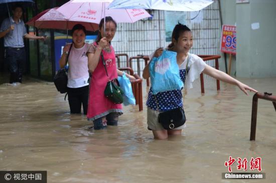 图为南京市雨花台区,市民在水中艰难出行。 文字来源:中国天气网 图片来源:视觉中国 图为南京市雨花台区,市民在水中艰难出行。 文字来源:中国天气网 图片来源:视觉中国