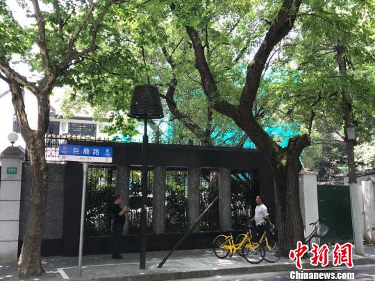 据此前曝光的信息,巨鹿路888号内原本砖木结构的房屋已基本不见踪影,取而代之的是钢筋混凝土的现代风格建筑。 王子涛 摄 据此前曝光的信息,巨鹿路888号内原本砖木结构的房屋已基本不见踪影,取而代之的是钢筋混凝土的现代风格建筑。 王子涛 摄