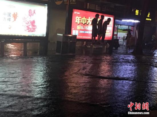 资料图:6月1日夜,暴雨致福州积水严重,等公交车的民众被水围困。记者 张丽君 摄 资料图:6月1日夜,暴雨致福州积水严重,等公交车的民众被水围困。记者 张丽君 摄