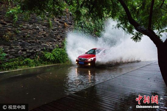 南京大暴雨 明城墙再现。 图片来源:视觉中国 南京大暴雨 明城墙再现。 图片来源:视觉中国
