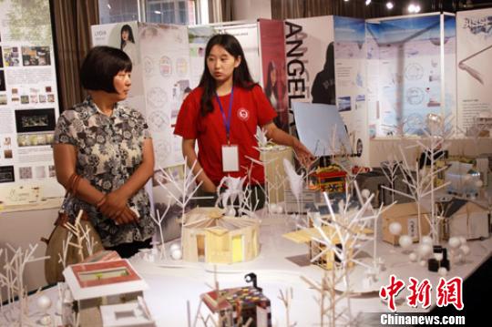 学生向观众介绍作品设计理念。 于俊亮 摄 学生向观众介绍作品设计理念。 于俊亮 摄