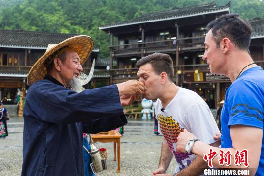资料图:三位环球旅行家深度体验西江千户苗寨。 资料图:三位环球旅行家深度体验西江千户苗寨。