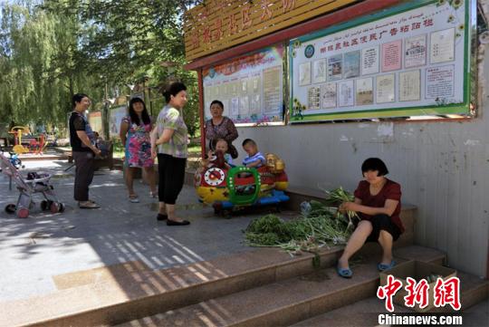 6月15日,鄯善县出现高温天气,蝴蝶泉社区居民在辖区小广场纳凉、聊家常。 肖广梅 摄 6月15日,鄯善县出现高温天气,蝴蝶泉社区居民在辖区小广场纳凉、聊家常。 肖广梅 摄