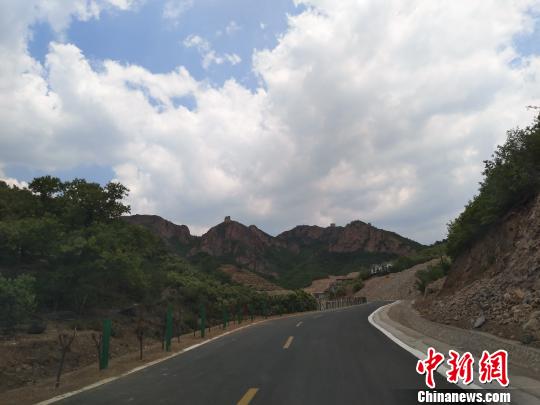 图为延绵的长城在环长城公路上随处可见 王天译 摄 图为延绵的长城在环长城公路上随处可见 王天译 摄
