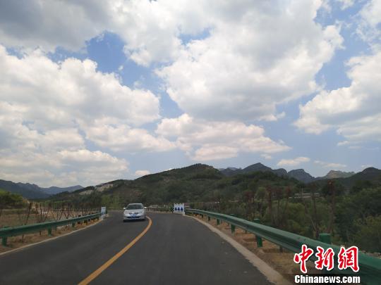 图为环长城公路一景 王天译 摄 图为环长城公路一景 王天译 摄