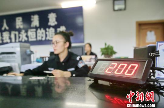 图为:丽水市公安局交警支队车管所工作人员“读秒倒计时”办理业务。 丽水市公安局供图 摄 图为:丽水市公安局交警支队车管所工作人员“读秒倒计时”办理业务。 丽水市公安局供图 摄