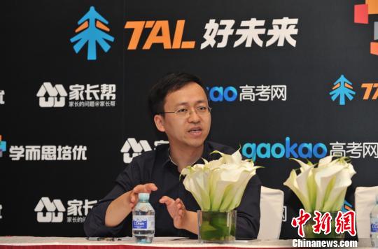 王宏斌答记者问 李双南 摄 王宏斌答记者问 李双南 摄