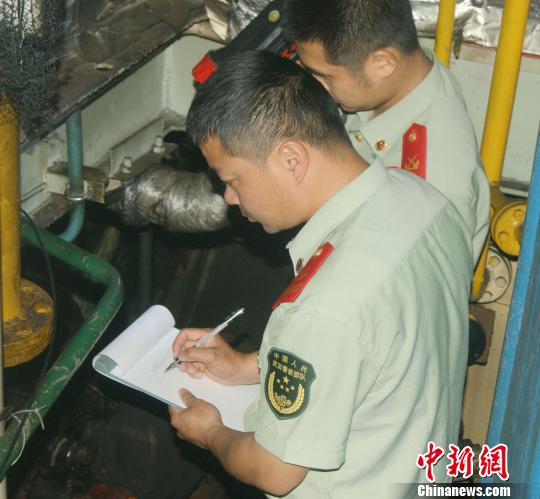 图为:官兵正在调查。 边防支队供图 摄 图为:官兵正在调查。 边防支队供图 摄