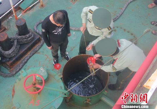 图为:查获非法成品油。 边防支队供图 摄 图为:查获非法成品油。 边防支队供图 摄