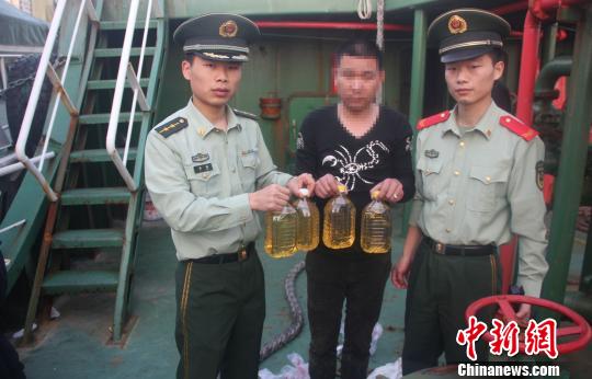 图为:官兵查获的成品油。 边防支队供图 摄 图为:官兵查获的成品油。 边防支队供图 摄
