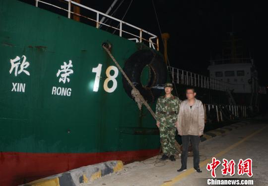 图为:官兵连夜查获非法成品油案。 边防支队供图 摄 图为:官兵连夜查获非法成品油案。 边防支队供图 摄