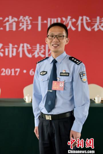 图为:夏斌在浙江省第十四次党代会上拍照留影。 周尔博 摄 图为:夏斌在浙江省第十四次党代会上拍照留影。 周尔博 摄