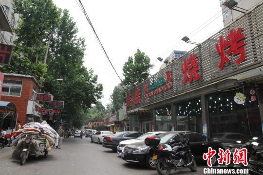 饮虎池街街道南侧的烧烤店铺林立,等待拆迁整治。 赵晓 摄 饮虎池街街道南侧的烧烤店铺林立,等待拆迁整治。 赵晓 摄