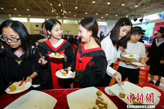 图为当日毕业典礼。 朱春佳 摄 图为当日毕业典礼。 朱春佳 摄