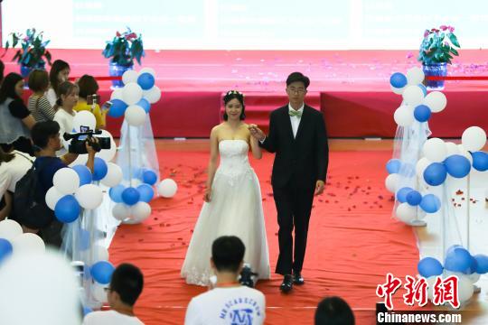 图为当日毕业典礼。 朱春佳 摄 图为当日毕业典礼。 朱春佳 摄