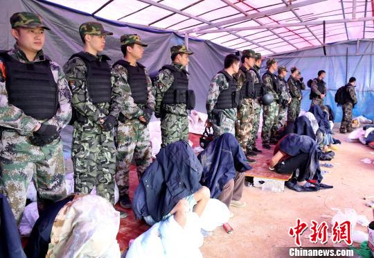 图为抓捕现场。 罗开革 摄 图为抓捕现场。 罗开革 摄