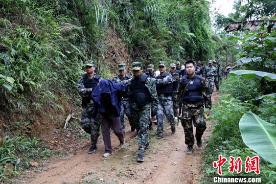 图为抓捕现场。 罗开革 摄 图为抓捕现场。 罗开革 摄