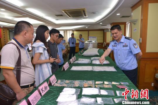 肇庆警方展示缴获的毒品。 肇公宣 摄 肇庆警方展示缴获的毒品。 肇公宣 摄