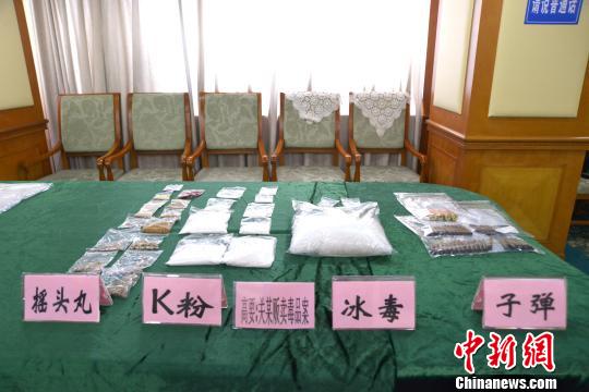 肇庆警方展示缴获的毒品。 肇公宣 摄 肇庆警方展示缴获的毒品。 肇公宣 摄