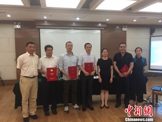 全国留学行业协会15日聘请首批留学服务消费者专家委员会专家。 全国留学行业协会15日聘请首批留学服务消费者专家委员会专家。