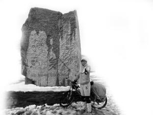 程云飞骑车翻越折多山时留影。(本人提供) 程云飞骑车翻越折多山时留影。(本人提供)
