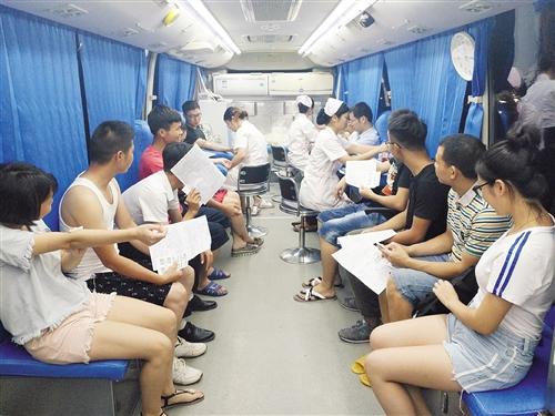爱心人士给产妇献血 (南宁中心血站供图) 爱心人士给产妇献血 (南宁中心血站供图)