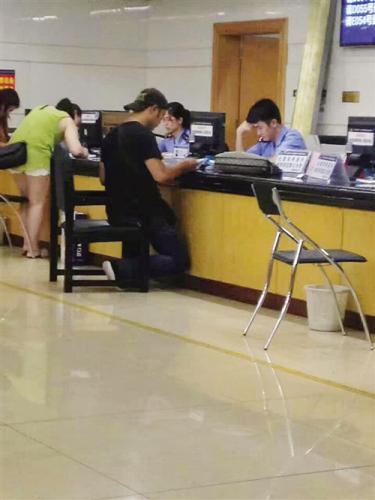 网传的“下跪”图片 网传的“下跪”图片