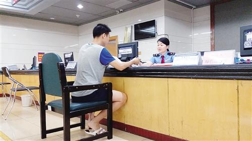 正常办理业务的市民是坐着的(青秀区工商质监局供图) 正常办理业务的市民是坐着的(青秀区工商质监局供图)