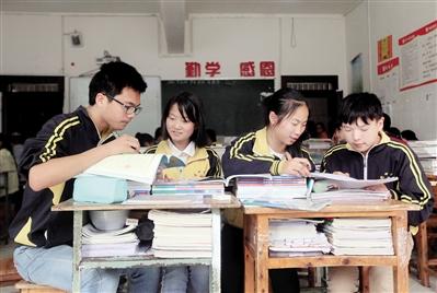 受汤丽莎资助的学生(左起:谢广洪、张苗、唐中乾、何虹汉)在一起学习。 记者 雷键 摄 资料图片 受汤丽莎资助的学生(左起:谢广洪、张苗、唐中乾、何虹汉)在一起学习。 记者 雷键 摄 资料图片