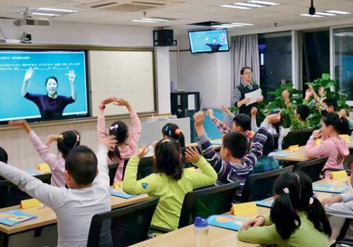 学而思培训机构的一种特色教学模式“双师课堂”:一名在教室里的老师加上一名在线老师为学员们上课。供图|学而思 学而思培训机构的一种特色教学模式“双师课堂”:一名在教室里的老师加上一名在线老师为学员们上课。供图|学而思