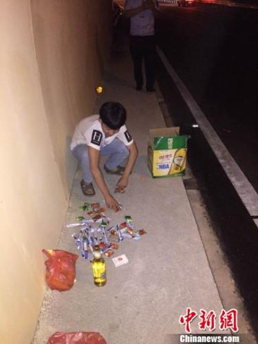 图为:小伙带着零食和啤酒在高速路隧道内准备“狂欢”。 丽水高速交警支队五大队供图 摄 图为:小伙带着零食和啤酒在高速路隧道内准备“狂欢”。 丽水高速交警支队五大队供图 摄