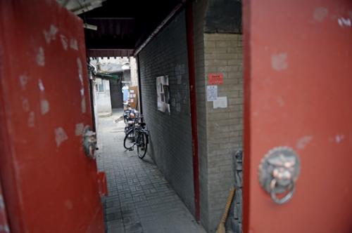 2016年6月22日,北京市的一处“学区过道”叫价150万元。该“学区过道”位于北京西城区大耳胡同29号,属于北京市第一实验小学前门分校范围内,过道宽1.5米,长约7米。房屋中介称这一过道只能上学落户,不能建房,也不能住人。图/CFP 2016年6月22日,北京市的一处“学区过道”叫价150万元。该“学区过道”位于北京西城区大耳胡同29号,属于北京市第一实验小学前门分校范围内,过道宽1.5米,长约7米。房屋中介称这一过道只能上学落户,不能建房,也不能住人。图/CFP