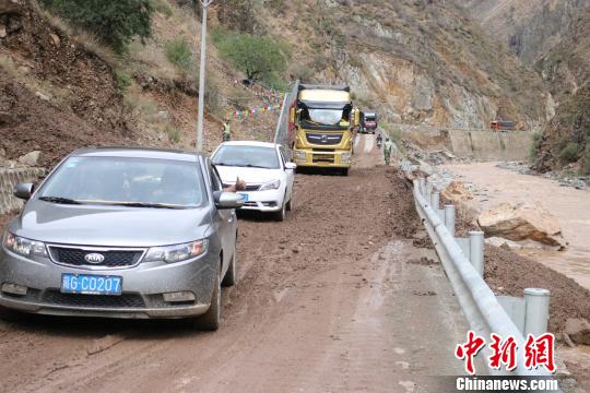 道路抢通后,过往司机为部队官兵竖起大拇指点赞。 武警交通二支队 摄 道路抢通后,过往司机为部队官兵竖起大拇指点赞。 武警交通二支队 摄