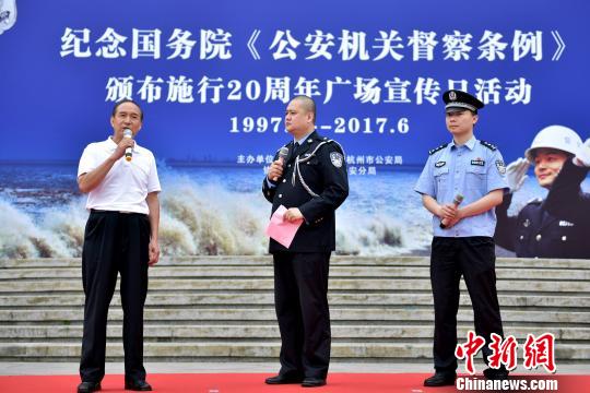 图为:杭州市公安局第一任督察队长徐秉刚与民众互动。 周尔博(通讯员) 摄 图为:杭州市公安局第一任督察队长徐秉刚与民众互动。 周尔博(通讯员) 摄