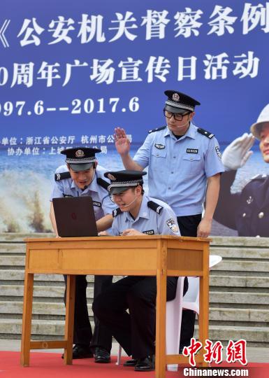 图为:浙江几位民警正在表演督察警务小品。 周尔博(通讯员) 摄 图为:浙江几位民警正在表演督察警务小品。 周尔博(通讯员) 摄