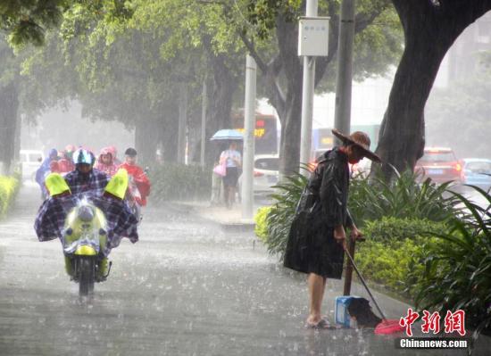 6月16日,广西柳州市遭暴雨侵袭,一名清洁工在雨中扫地。 记者 朱柳融 摄 6月16日,广西柳州市遭暴雨侵袭,一名清洁工在雨中扫地。 记者 朱柳融 摄