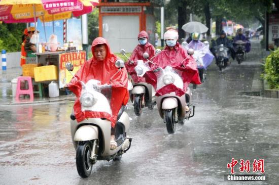 6月16日,广西柳州市遭暴雨侵袭,民众穿着雨衣骑电动车出行。 记者 朱柳融 摄 6月16日,广西柳州市遭暴雨侵袭,民众穿着雨衣骑电动车出行。 记者 朱柳融 摄