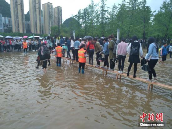6月15日,受强降雨影响,贵州省六盘水市钟山区六盘水师范学院部分低洼处路面积水。记者 钟欣 摄 6月15日,受强降雨影响,贵州省六盘水市钟山区六盘水师范学院部分低洼处路面积水。记者 钟欣 摄